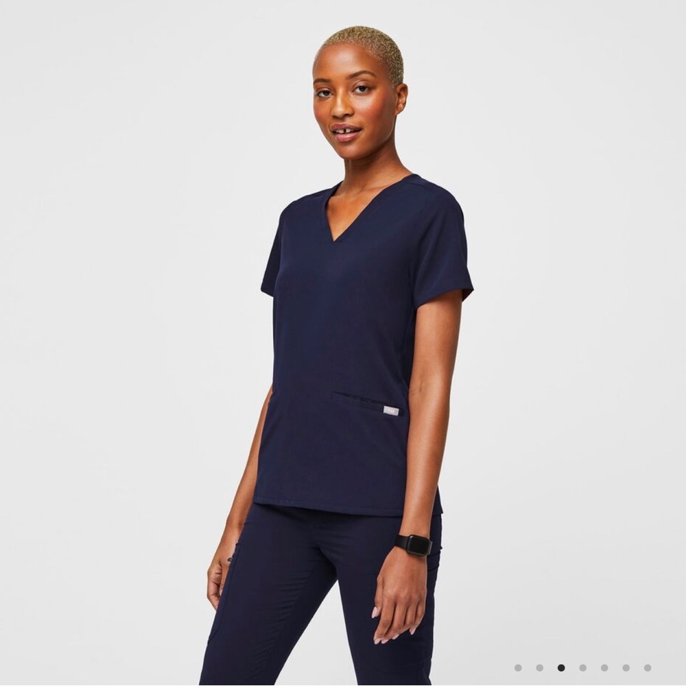 FIGS Women’s Navy Casma Three-Pocket Scrub Top Size Medium